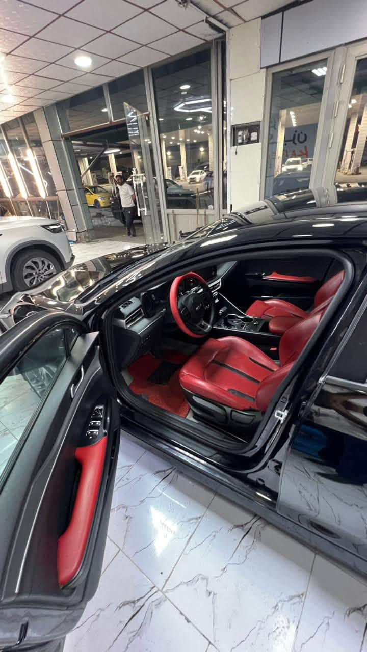 Kia K5 2022 1600 تيربو 
عدد الكيلومترات ١١٤ كيلو
- المحرك: 1.6 لتر، 4 أسطوانات، تيربو 
- ناقل الحركة: أوتوماتيك من 8 سرعات (8-Speed Automatic) .
- نظام الدفع: دفع أمامي (FWD) 
- سعة خزان الوقود تصل الى ٦٨٠-٧٠٠ كم 
- سعة التخزين: شنطة خلفية (Trunk) بحجم 16 قدم مكعب .
- شاشة نظام معلومات ترفيهي بحجم 10.25 إنش (قياسية في GT-Line) .
- الاتصال: Apple CarPlay و Android Auto (لاسلكي و سلكي)، بلوتوث، راديو HD و Satellite .
- نظام الصوت: 6 سماعات .
- المقاعد: جلد احمر 
- ميزة التحكم بالمناخ أوتوماتيكيًا مع ميزة التأقلم مع المكالمات 
- رادار امامي
- رادار خلفي
- رادار جانبي
- حساس اطارات
- تحذير مغادرة المسار (Lane Keeping Assist) .
- تجنب التصادم الأمامي (Forward Collision-Avoidance Assist) .
- تنبيه النقطة العمياء (Blind-Spot Collision Warning) .
- تنبيه المرور الخلفي (Rear Cross-Traffic Collision-Avoidance Assist) .
- كاميرا خلفية دوارة بلادية
- مثبت سرعة ذكي مع التوقف والانطلاق (Smart Cruise Control w/ Stop & Go) .
- مساعد القيادة على الطرق السريعة (Highway Driving Assist) .
- مثبت سرعة ملاحي للتكيف مع المنحنيات (Navigation-based Smart Cruise Control-Curve) .
- إضاءة خارجية: مصابيح أمامية بروجيكتر بتقنية LED .
- تبريد تدفئة شغالات ١٠٠٪؜
- سايد بريك بصمة

الضرر بنيد بدون شواصي مصبوغ ومرجع ع البارد نفسه البلادي 
المكينة من امريكا معدلين السنتر 
بيها رصعات شوف العين 
طخم تايرات تايلندي درجة اولى 
تبريد ثلج 

السعر ١٥٥$

*********** 
البصرة - الجبيلة
