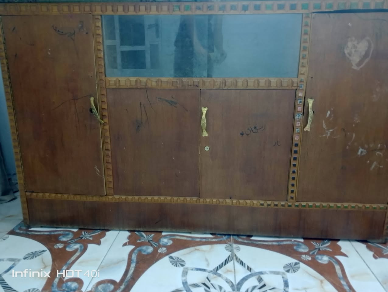 السلام عليكم كنتور 6ابواب وبوفيه 3خانات وامراه السعر 
225وبيهن مجال بسيط  واذا ماعجبنك لاتتصل  
*********** رقم صاحب الغراض  ملاحظه غير متواجد على النت او الخاص بل اصح

نص مكتوب في الصور:
- Infinix HOT 40i