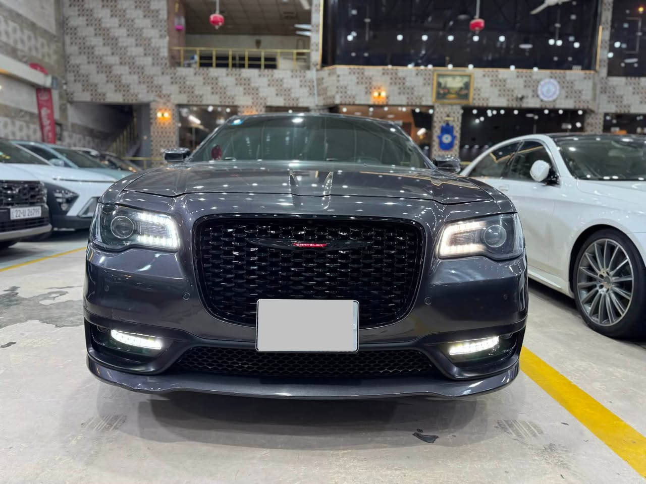 السلام عليكم…..
كلايسلر اوباما 2021  
وارد امريكي حادثها بس بنيد بدون دواخل 
وبيها كلير قطعتين  

دواخل
ماشيه 82 الف ميل
فئة الـ S فول عدا الفتحه :
بصمه

شاشة چبيرة 
دواخل جلد كهرباء
تدفئة مقاعد امامية  
نقط عمياء 
تشغيل عن بعد . 
رقم بغداد تحويل ثاني يوم
السعر 238 
عنوان الكراده 
رقم :***********

