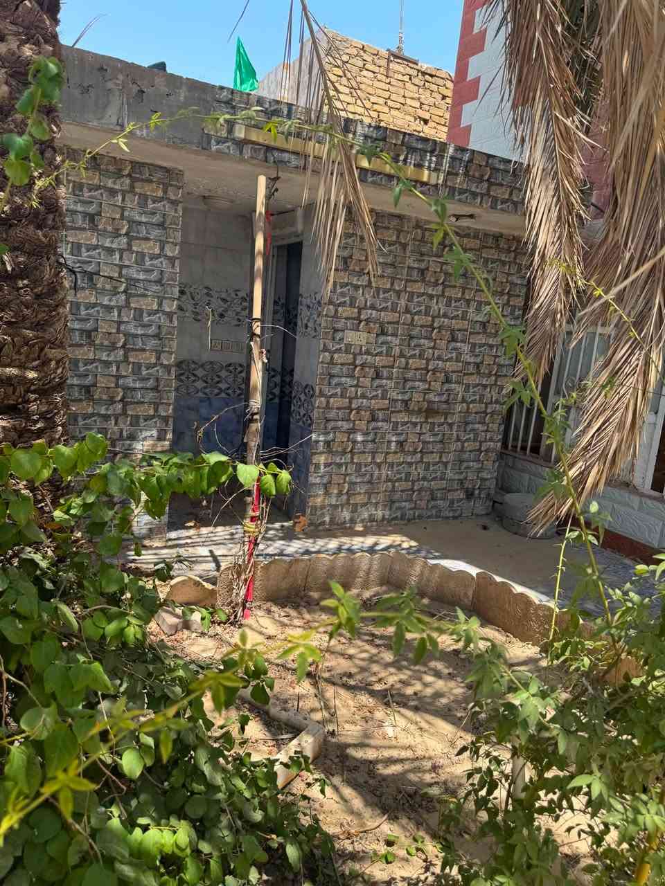 🏡 بيت للبيع - موقع ممتاز ومساحة ممتازة
الموقع: حي الحرية - مجاور مدرسة بشائر الخير
المساحة: 150 متر مربع
🌟 مميزات إضافية
 يقع مقابل المنزل ساحة واسعة يمكن استغلالها كحديقة منزلية أو كراج إضافي.
📐 تفاصيل البناء والتصميم:
 الطابق الأول:
 صحيات خارجية
 استقبال واسع
 هول داخلي (صالة)
 مطبخ
 غرفة نوم
 صحيات داخلية
 الطابق الثاني:
 غرفتين نوم
 صحيات داخلية

📞 للإستفسار والتواصل: [***********]
📍 للمعاينة والمكان المباشر: يرجى الاتصال على الرقم أعلاه
