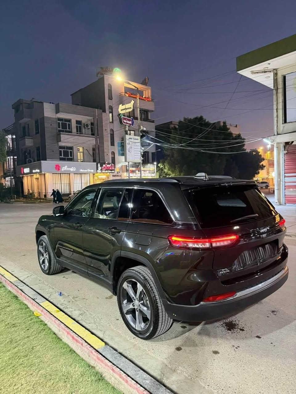 السلام عليكم
Jeep Grand Cherokee Limted  2023
 السياره جديده جدا    حادثها جاملغ وبدلته نفس لون  فقط
ماشيه 39 الف  
.
 المواصفات الأساسية:
 • الموديل: Jeep Grand Cherokee
 • الفئة: Limted  
 • السنة: 2023
 • المحرك: V6 سعة 3.6 لتر 
خزن ميموري 
*رقم بغداد باسمي
 *5 راكب المرغوب
*شفتات سرعه
 *جنطه كهرباء
*اربع انظمة قيادة
*رادارات مانع تصادم 
*اوتو ستوب خروج عن المسار 
*تشغيل عن بعد 
*تدفئه  مقاعد امامي خلفي مع المقود   
*شاشه الكبيره  
* رادارات جانبيه خلفيه 
* تحذير الخروج عن المسار 
* تحذير النقطة عمياء  .
* نظام تحذير عند التقاطعات.  
* المصابيح الأمامية LED.
* كشافات الضباب LED. 
* دخول ذكي. 
* بصمة  للدخول الذكي. 
* حساسات خلفية.
السيارة من انظف الجيبات الموجوده بلعراق
حادثها جاملغ فقط بدلته نفس لون 
بدون دواخل بدون قطرة صبغ 
مكفوله من دعاميه للدعامية
لونها مميز    
وعليها رقم شبه مميز
السعر 345 ورقه وبيها مجال بسيط للشراي 
الاتصال على الرقم 
***********
***********
مكاني بغداد زيونة
