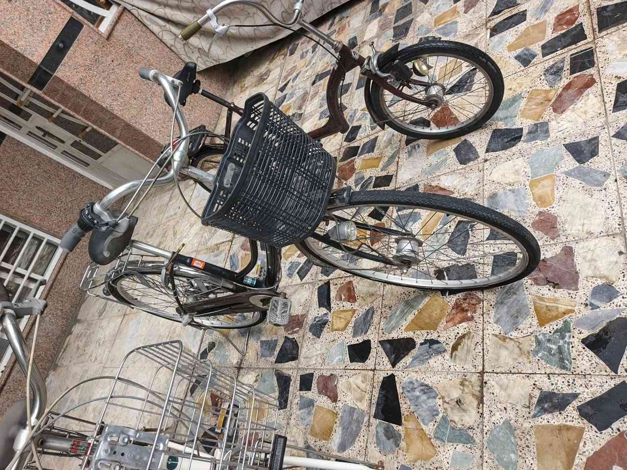 إسلام عليكم بايسكلات للبيع 3 اثنين 27 واحد التكسي حجم ٢٠ بايسكلات برجستون مواصفات كلهن كير دفن وحساس أمامي ابريكات البايسكل لسود قفل أمامي خلفي البيض وياله سلستيل شغاله تايرات جدد البايسكلات نضيفات بمعنى الكلمة السعر السود 125 والبيض 125 والتكسي 100 بيهن مجال حك الجيه مكان بغداد العامريه 
رقم, ***********
