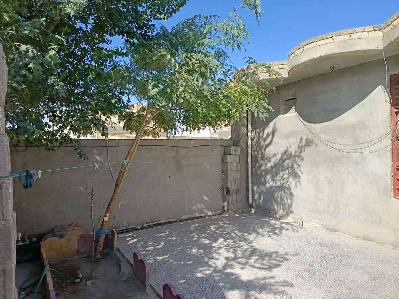 بيت كونكريت جسور كهرباء دفن ابلوك درجه اولى غرفتين6ب4و5ب4 مطبخ5ب4 صاله6ب4 حمامات2في2 طارمه12في5 كبيره حديق صغير 3في2سراميك كل البيت مثل مابل صوره ابعه هوه وثاثه المساحه 170مترطابوزراعي قرار 320مسجل بل بلديه ومرقم في حي اليروموك مزارع اول السعر خاص وهاذه رقم تلفوني وبيه واتساب  ***********
