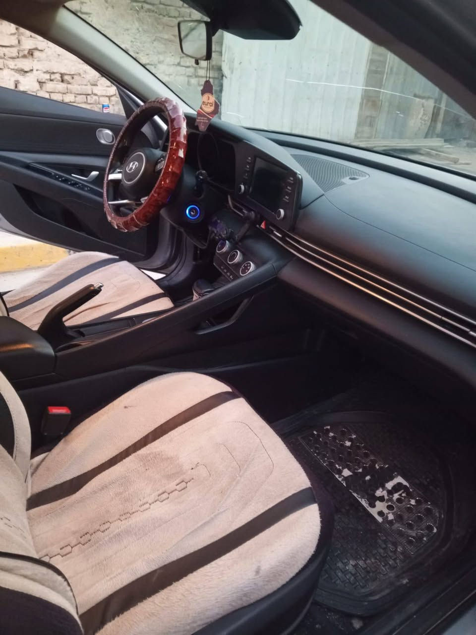 انترا موديل 22 رقم بغداد بسمي حادثهه واضح بل صؤره البيع العنوان بغداد جسر ديالى القديم بس كيرهه بي عته ماعرف شبي عله الفحص باقي سعرهه اب 120 وبي مجال الرقم ***********

نص مكتوب في الصور:
- 1 / 10 2022 Hyu... bid.cars