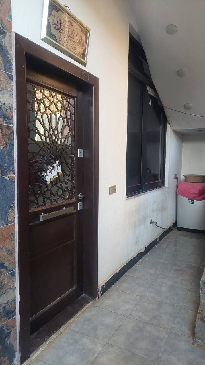 بيت للبيع ملك صرف ١٣٥ متر والواجه ١٤ نزال ٩ونص الطابق الأرضي غرفتين ونوم مطبخ صاله استقبال الطابق الثاني درج خارجي مشتملات ٢ هيكل فقط البناء بلوك احمر سيراميك متر في متر الأبواب تركي مع باب قاصه الشبابيك المنيوم سلايت جام سكيورتي البيت كل سقوف مغربيه البيت مطلوب إسكان العنوان بعقوبه  المركز القيصريه للتصال *********** السعر  ١٤٠ مليون
