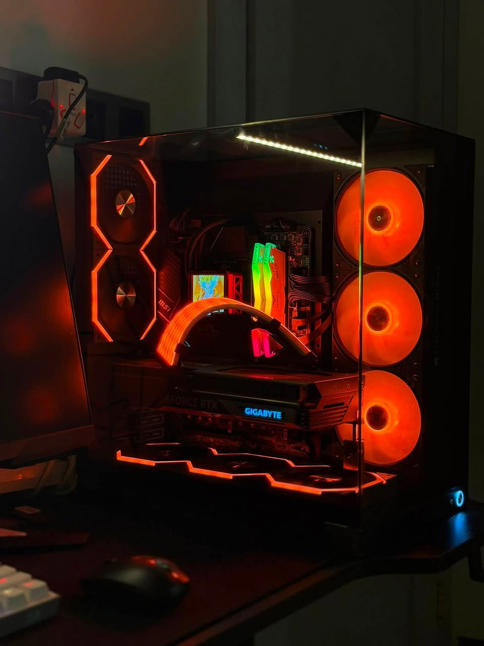 سلام عليكم تجميعتي للبيع 🧡
مواصفاته :
كرت شاشة:   RTX 4070 TI GIGABYTE GAMING OC 

المعالج: INTEL CORE I7 13700kf

المذربورد: MSI Z790 PRO TITANIUM

الرامات: T FORCE DDR5 32 GB (2*16) 6000

التخزين: LEXAR SSD M.2 1TP + 512GB NM620

الباورسبلاي: PSU DEEPCOOL 850W GOLD 

المبرد: Thermalright Frozen Warframe ULTRA 360 ARGB Black(شاشة)

الكيس: GameMax Vista BK (Black) Panoramic Glass+ ARGB Extension Cable

التجميعة قويه كلش واداءه خرافي 
تشغل 4k على اعلى اعدادات وتنطيك بين 85-110 فريم بمختلف الالعاب القوية🧡

🛑
سعر الكيس : (مليونين و500 الف)

ملحقات اضافية : 
 •شاشة سامسونك g7 28 inch
4k ips 144hz 

* شاشة لينوفو بدقة ful hd 
* كيبورد ريد دراكون 
* سماعات محيطية شركة كورسير 
* جويستك بلي 5 اصلي 
* 2 جويستك بلي 4 اصلي مع حافظات 
* يو بي اس اون لاين 1kv ضمان سنه مستخدم اسبوع 
* كرسي كيمنك مستعمل قليل جداً مريح وماركة 
* ميز كيمنك قياس 140 في 60 باضاءة ليد جانبية وتكدر تتحكم بارتفاعه يدوياً 
* اضاءه سيت اب فوق الشاشه 
* اضاءه سيت اب عامودية متحركة تتركب بالميز 
* ملحقات اضافية خاصه بلاضاءه 

سعر كامل التجميعه مع الملحقات ((3 ملاين و800 الف ))

كل كراتين التجميعة موجودة 
وايضاً الملحقات بيها كراتينها حتى الكرسي

عنواني النجف 
***********
