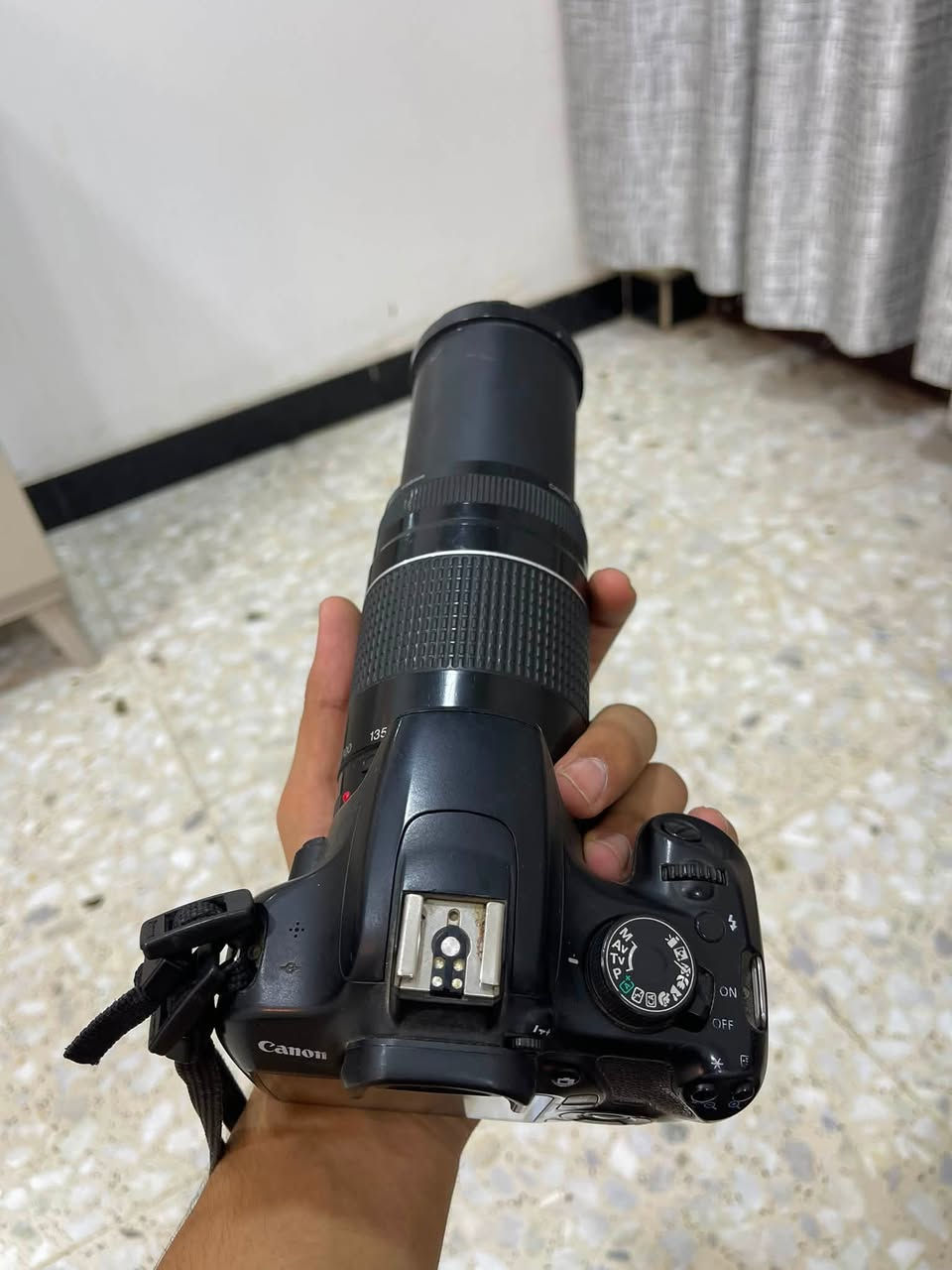 � للبيع كاميرا  كانون Canon DSLR

* كاميرا كانون احترافية
* عدسة Canon Zoom EF 75-300mm
* زوم قوي ومناسبة للتصوير البعيد والبورتريه
* شاشة خلفية LCD
* تركيز تلقائي AF
* إمكانية تصوير صور وفيديو
* بيها فلاش مدمج
* منفذ ذاكرة
وياهه ستاند مال تصوير 
وجنطة هم وياهه 
السعر 325 الف مجال بسيط مكاني بغداد جديدة 
الرقم واتساب ***********
