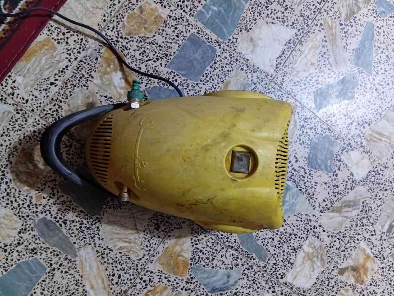 عندي هذني فارات البيع وحده جديده وحده ريشان معروفه بل سوك وحده ١٠٠ سعر الوحده ثنينهن ٢٠٠
