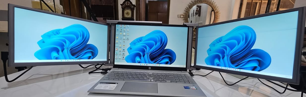 موسع شاشات اللابتوب الجانبية (Portable Tri-Screen Monitor) موديل S1 الجديد بالكرتون – بسعر تعاوني 
السلام عليكم،
للبيع موسع الشاشات الجانبية المحمول المخصص لأجهزة اللابتوب (Portable Tri-Screen Monitor) موديل S1 المعروف. هذا الملحق يركب مباشرة على شاشة لابتوبك الحالي ليحوله إلى محطة عمل متكاملة تحتوي على 3 شاشات في وقت واحد (شاشتان إضافيتان على الجوانب)، وهو ممتاز جداً للمبرمجين، المصممين، المتداولين، والطلاب لزيادة الإنتاجية وإنجاز المهام بسرعة وسهولة.
✨ مواصفات وحالة القطعة:
المقاس والدقة: الشاشات الجانبية تأتي بحجم 14 إنج وبدقة عالية FHD 1080P.
الوضعية: جديدة تماماً بالكرتون الأصلي واستخدمت للتجربة فقط.
الملحقات الكاملة: يأتي مع كرتونه وتغليفه المصنعي وكافة كابلات التوصيل الأصلية (كابلات الميني HDMI، وكابلات التايب سي والـ USB المخصصة لنقل الصورة والطاقة).
⚠️ ملاحظة هامة للأمانة وإبراء الذمة:
الشاشة الجانبية اليسرى تعمل بكفاءة ممتازة 100% وبألوان صافية.
الشاشة الجانبية اليمنى عند بداية تشغيلها وهي باردة تظهر فيها خطوط أفقية متحركة، وبعد دقائق معدودة من تشغيلها واستقرار الطاقة تختفي أغلب هذه الخطوط تماماً ويتبقى خطان رفيعان جداً وثابتان لا يؤثران على تصفح البيانات أو الاستخدام نهائياً.
💰 السعر المطلوب: 135.000 (قابل للتفاوض البسيط مع المشتري الجاد والصادق). السعر تم تخفيضه بسبب الملاحظة المذكورة.

التفاصيل داخل الصور / للتواصل *********** واتس اب توصيل بغداد (5) آلاف محافظات (6) الاف للمزيد زوروا صفحتنا على الفيس بك 

https://www.facebook.com/profile.php?id=61560710157601
