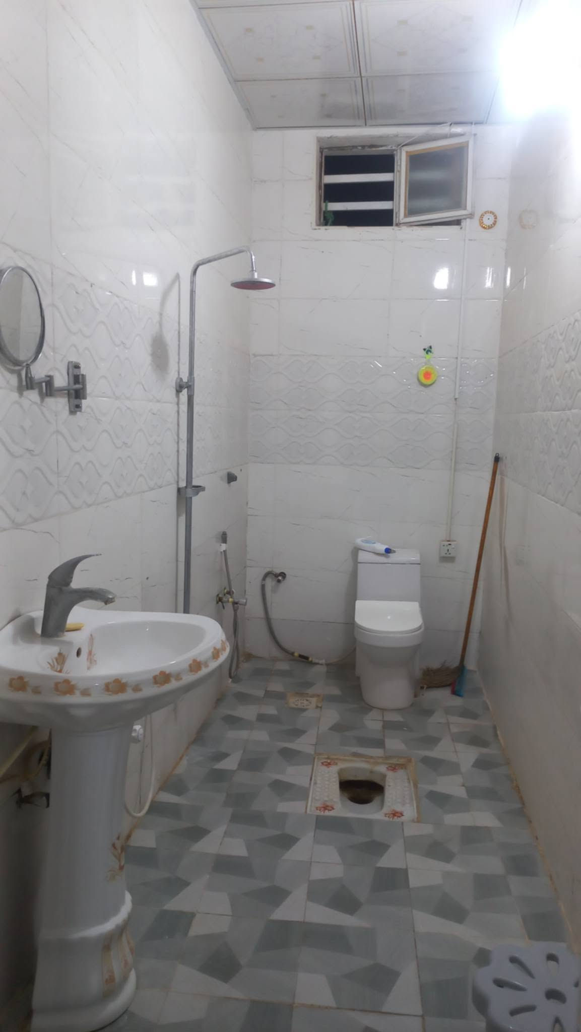🏡 بيت للبيع – مراوس

 بسعر 90 مليون دينار 

📐 المساحة: 200م² – ركن
🏗️ السقف والأساس: صب كونكريت
🧱 البناء: طابوق نهروان
🛣️ عرض الشارع: 17م

تفاصيل البيت:
• غرفتان كبيرتان، إحداهما سويت
• استقبال وصالة بعرض البيت
• مطبخ حار وبارد
• حمامان داخلي وخارجي
• گراج للسيارة
• أرضيات بورسلين ثقيل بالكامل
• البيت متعوب عليه، والمنطقة نظيفة وهادئة جداً

📜 السند: طابو زراعي، سند 25 + إقرار محكمة باسمك، مشمول بالتطويب.

📍 الموقع: مقابل قرية الغدير، خلف محطة وقود بركات الغدير.

⚡ كافة الخدمات متوفرة:
تبليط • ماء • كهرباء • مولدة خط ذهبي • نت ضوئي

📞 للتفاصيل التواصل: ***********
