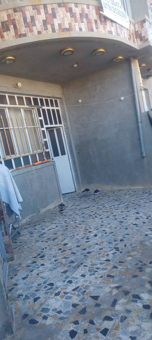 السلام عليكم
بيت للبيع في منطقة حي العسكري ٢٠٠ قرب المحيط ومجمع المدارس والكليه التطبيقيه في حي العسكري خلفه 
الموقع ركن بناء ٢٠١٣ نهايته مقسوم قسمين المساحه ٣٠٠م الركن ١٨١ونص...١١٨ ونص للإستفسار والاتصال ***********
***********..الواتساب فقط الكورك

البيتين ٧ غرف..
