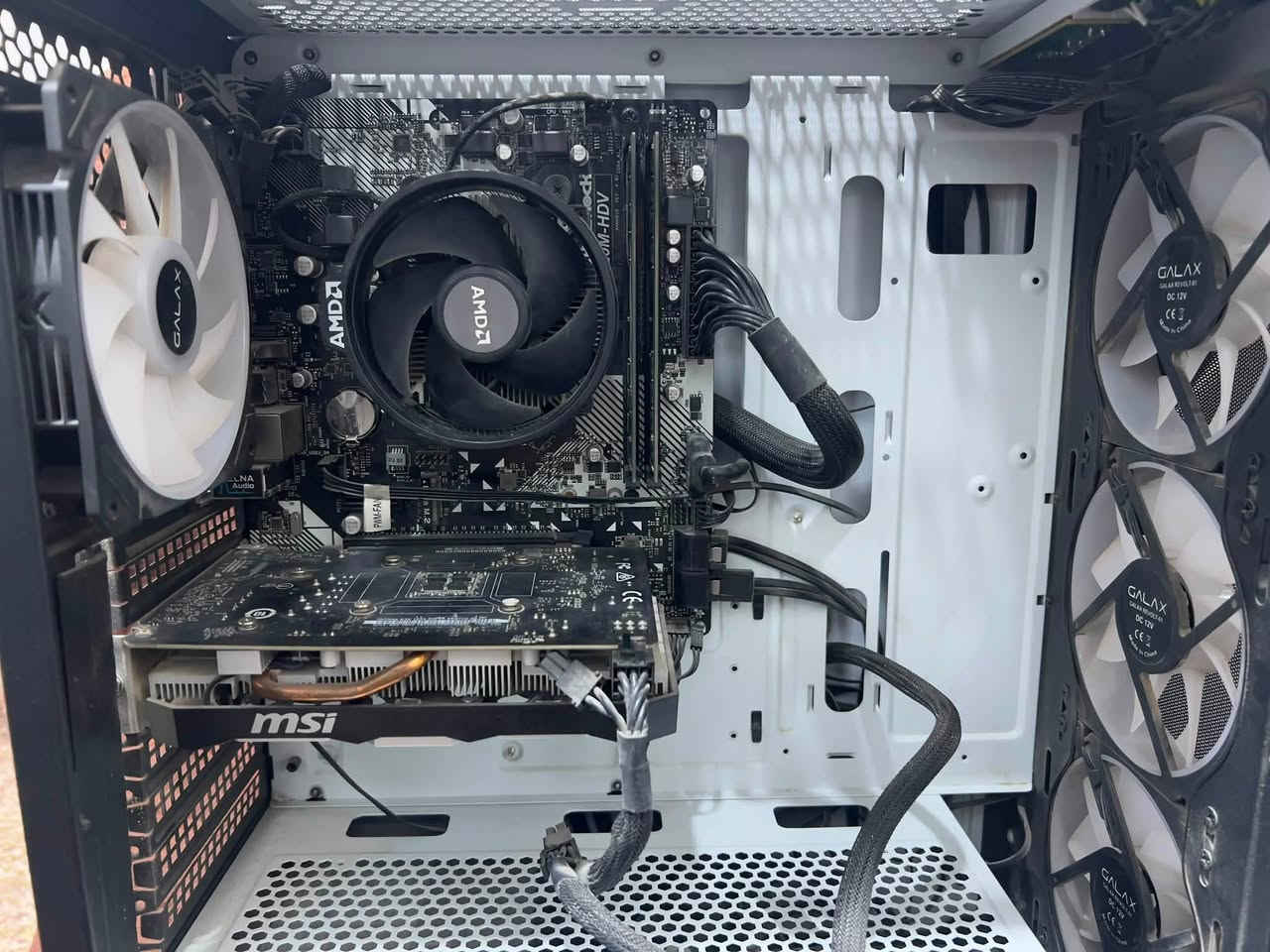 سلام عليكم تجميعه للبيع كاملة من كل نواحيه مواصفاتها معالج Ryzen 5 2600 رامات 16 هارد ssd256 وهارد hhd1تيرا كارت شاشه GTX 1650 SUPER شاشه 165 hz MSI كيبورد وماوس ريد راگون  وياها يوبي اس 1500  اوفلاين *********** للاستفسار سعرها 750
