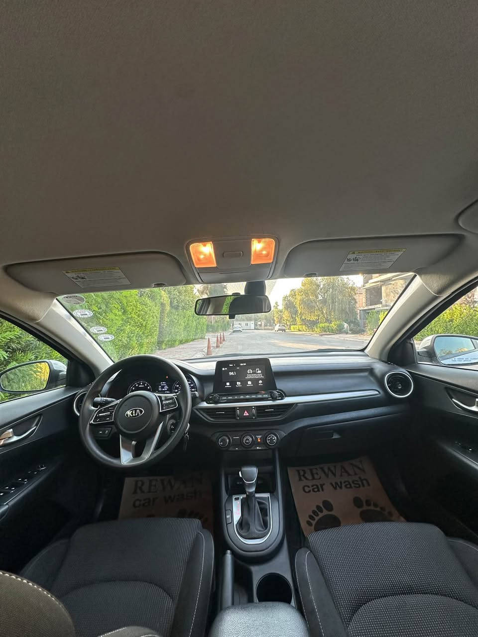 🚗 كيا فورتي (Kia Forte) في اربيل - موديل 2021 (وارد أمريكي)
أبرز المواصفات:

 المحرك: 4 سلندر بسعة 2.0 لتر (تنفس طبيعي) مع قير أوتوماتيك ذكي.

 المسافة المقطوعة: 62,942 ميل (ما يقارب 101,000 كم).

 اللون: فضي مميز (Silky Silver) وداخلية قماش أسود.

 الجنوط: ألومنيوم قياس 16 بوصة.

 الأنظمة والتكنولوجيا:

 نظام الحفاظ على المسار وتنبيه الخروج عن الطريق (تحكم على الطريق).

 شاشة وسطية لمسية تدعم Apple CarPlay و Android Auto.

 كاميرا خلفية ومثبت سرعة.

حالة البودي والإيرباجات:

 الحادث: خفيف جداً.

 الصبغ: 4 قطع صبغ فقط.

 الإيرباجات: الإيرباجات الأساسية (السائق والراكب والمقاعد) سليمة بالكامل، المتأثر فقط إيرباج البردة (الستارة الجانبية).

للاستفسار عن السعر التواصل على الخاص.
او على الواتس: ***********
