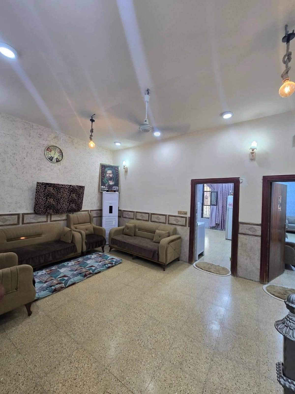 بيت  البيع  زراعي سند 25
العنوان التقيه الثالثه  مقابيل  حسينيه باب 🚪  الحواج                    ساحه التوديع شارع 10

المساحه 200 متر البيت ركن شارع شارع ملعب الخماسي
 مربع 
الواجهه 10
النزال 20 
البيت  طابقين 
غرفتين 
استقبال
صاله 
مطبخ 
مجمعات صحيه طابقين
واتساب  مراجعه مكتب 🏢 العاصمة للعقارات والمقاولات العامه العنوان الديوانية ام الخيل ساحه الاحتفالات قرب البلديه الجديده
