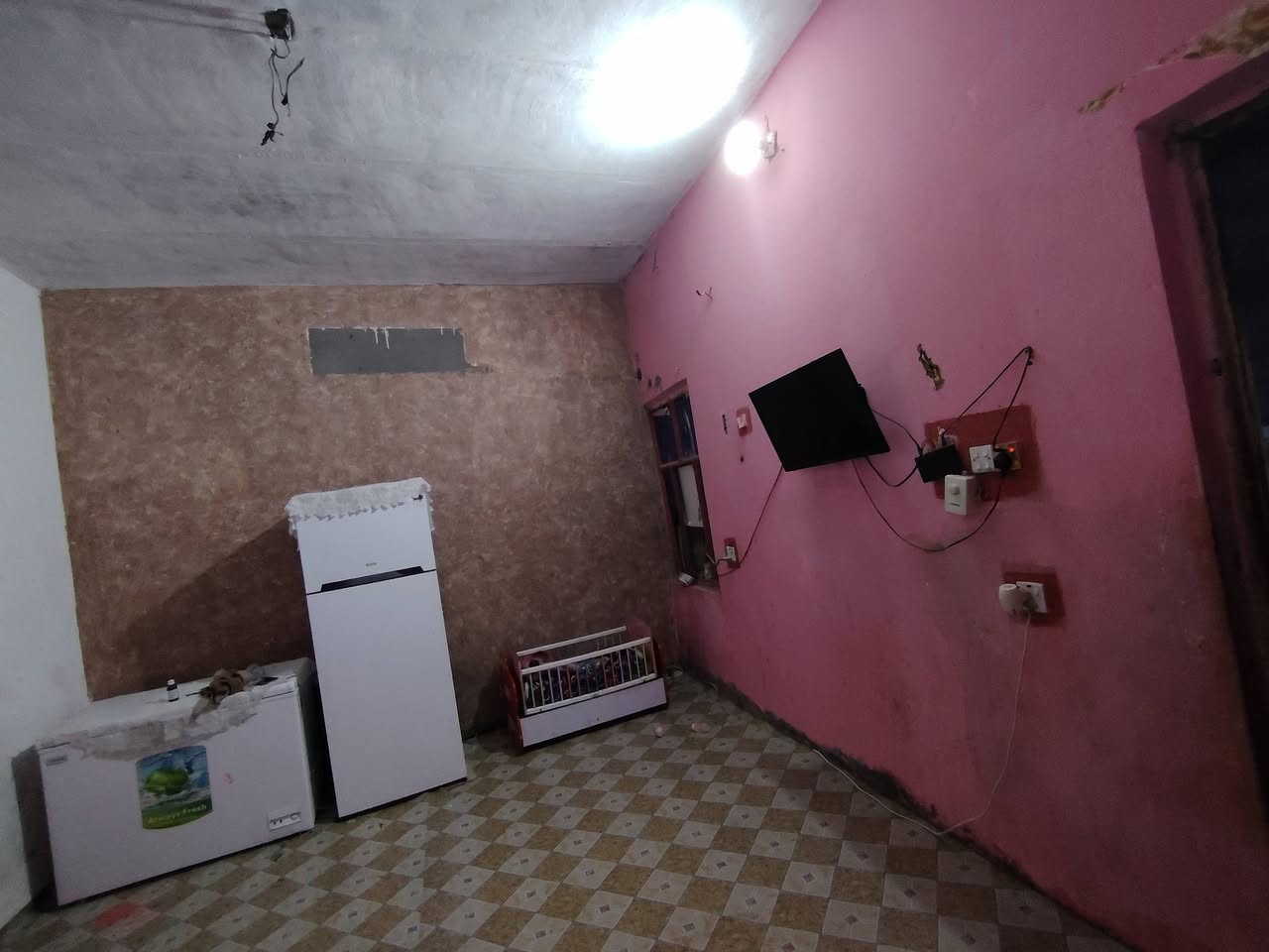 بيت لبيع عد ال مجبل مقابيل لمعارض سماوه مساحه 200مبني بي غرفتين وصاله ومطبخ وبراني يبعد عن شارع لعام 100 مكاتبه فقط سعره 22 وبي مجال هاذه دقم ***********
