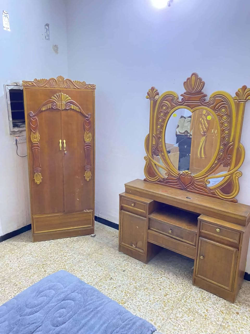 السلام عليكم غرفه نوم للبيع سعرها ٤٠٠ كاونتر ٤قطع تفصيل مضبوط مو سوكي ٧٥٠ مبرده سعرها ٧٥ مكاني الدوره البعيثه رقم وبي واتساب ***********
