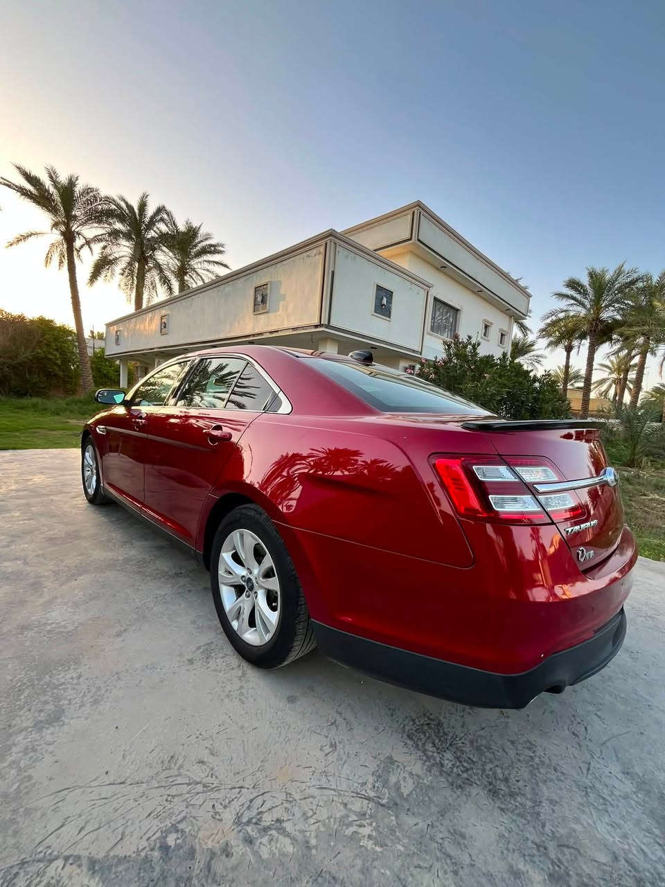 للبيع سيارة فورد توروس (Ford Taurus) من فئة SEL، بحالة ممتازة، المواصفات كاملة وموضحة أدناه. السيارة نظيفة جداً ولا تحتاج أي مصاريف، كما هو ظاهر في الصور المرفقة.
🔸 أهم المواصفات:
 المحرك: 6 سلندر (6-Cylinder) قوي واقتصادي بنفس الوقت.
 الفئة: SEL (كاملة المواصفات).
 اللون: أحمر غامق (عنابي) مميز.
 الحالة العامة: ممتازة، لا توجد أي عيوب ميكانيكية أو كهربائية.
 المميزات الإضافية:
 فتحة سقف.
 فرش كراسي قماش 
 شاشة ملاحة ومعلومات.
 كاميرا خلفية وحساسات.
 نظام تشغيل ذكي 
 جنوط ألمنيوم أنيقة.
  نظام صوتي مميز، كراسي كهربائية، 

السعر 115 ورقة من الاخير 

***********
