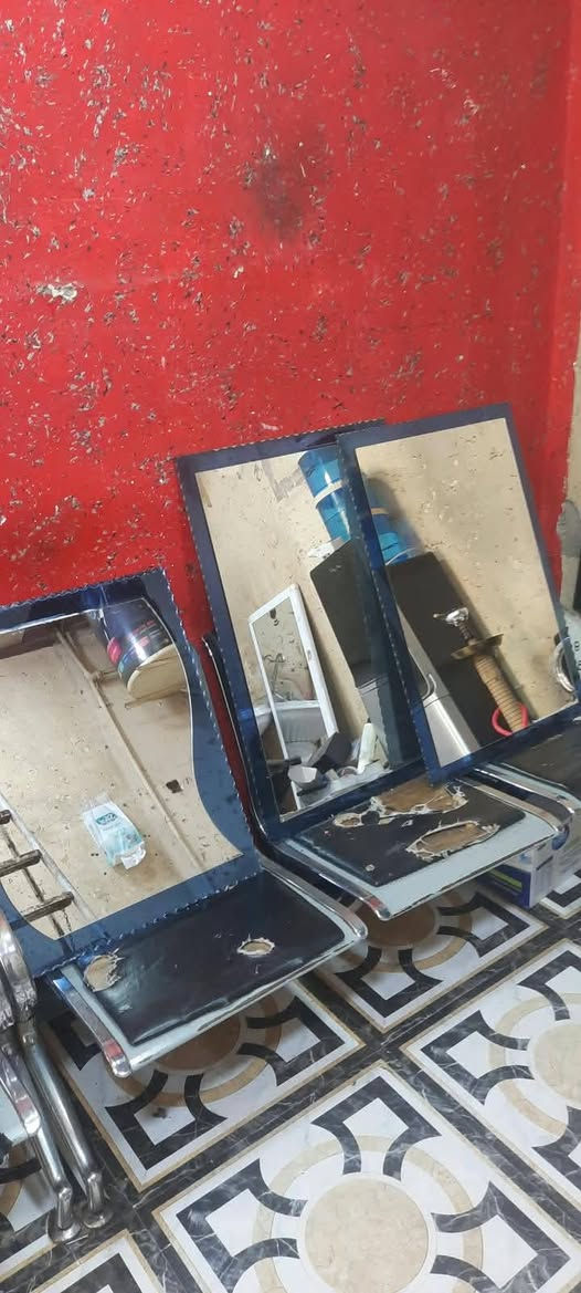 ثلاث مرايات للبيع اثنين كبار وحده زغيره ومرايا جبيره للبيع للإستفسار مراسله او الاتصال علا رقم واتس ***********

