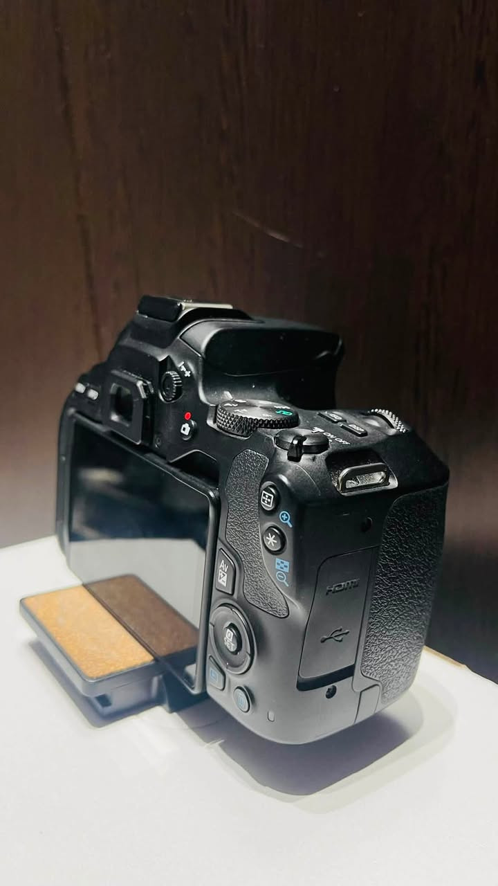 متوفر كاميرا كانون 250D شاشة لمس قلاب 4K تصوير +wifi+ بلوتوث 
سرعه ودقه وسلاسه فولل
نضافه 100%   
ملحقات 
عدسة 18-55 استبلايزر مانع اهتزاز + عدسه 75-300
شاحنه
بطاريه 
حزام
جنطة
غلاف 
السعر 800 الف وبي مجال 
مكان النجف الأشرف 
للتواصل ***********
