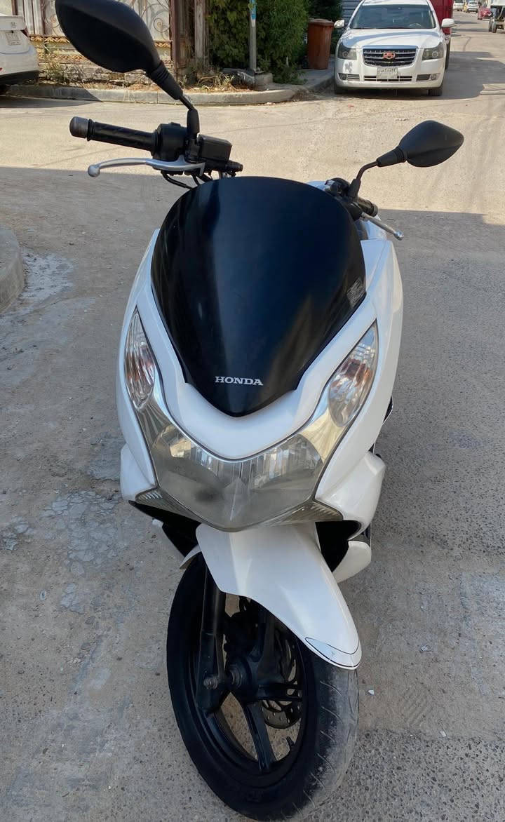 دراجة pcx ياباني
 جيل اول 
موديلهة 16
 جديدة جدا 
محركه 150
 حساس حرف A
ماشي 32
 ستان كهرباء دراجة رمبة
 سعر 13 مكانه قرب حي الجهاد 
رقمي *********** الموشراي لايخابر
