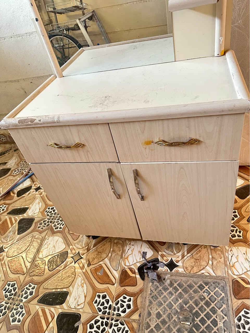 مزاد انس الوندي 

ميز تواليت تركي شغل ايد سعر 45 الف وبيها مجال 

دوشك نفرين قياس 180 *200 سعر 25 الف 

عنوان بختياري اول شارع السيطره مقابيل مدرسه روشنبير 

للاتصال *********** خناقين, ديالى
