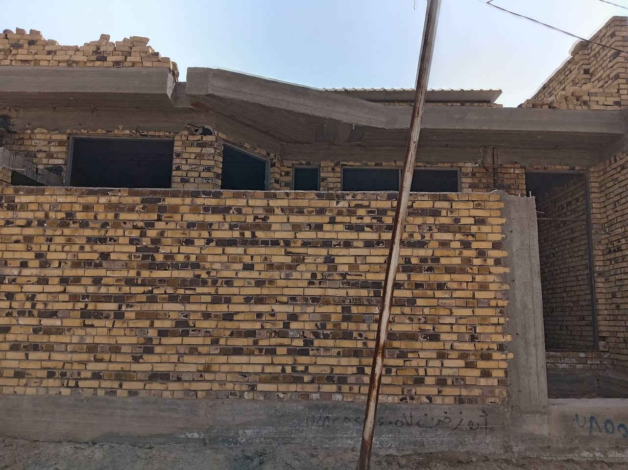 السلام عليكم بيت مساحة 150 متر کوفه شارع البوحداری قرب بانزين خانه الساقي البيت طابقين الطابق لأول غرفة مطبخ صاله واستقبال وصحیات والثاني صاله وغرفة بعد ماکامله البناء طابوک صب فوک وصب جوه وکافه الخدمات کهرباء ماء شارع تبلیط بلباب  بناء درجة اولی للاستفسار لاتصال برقم ***********
