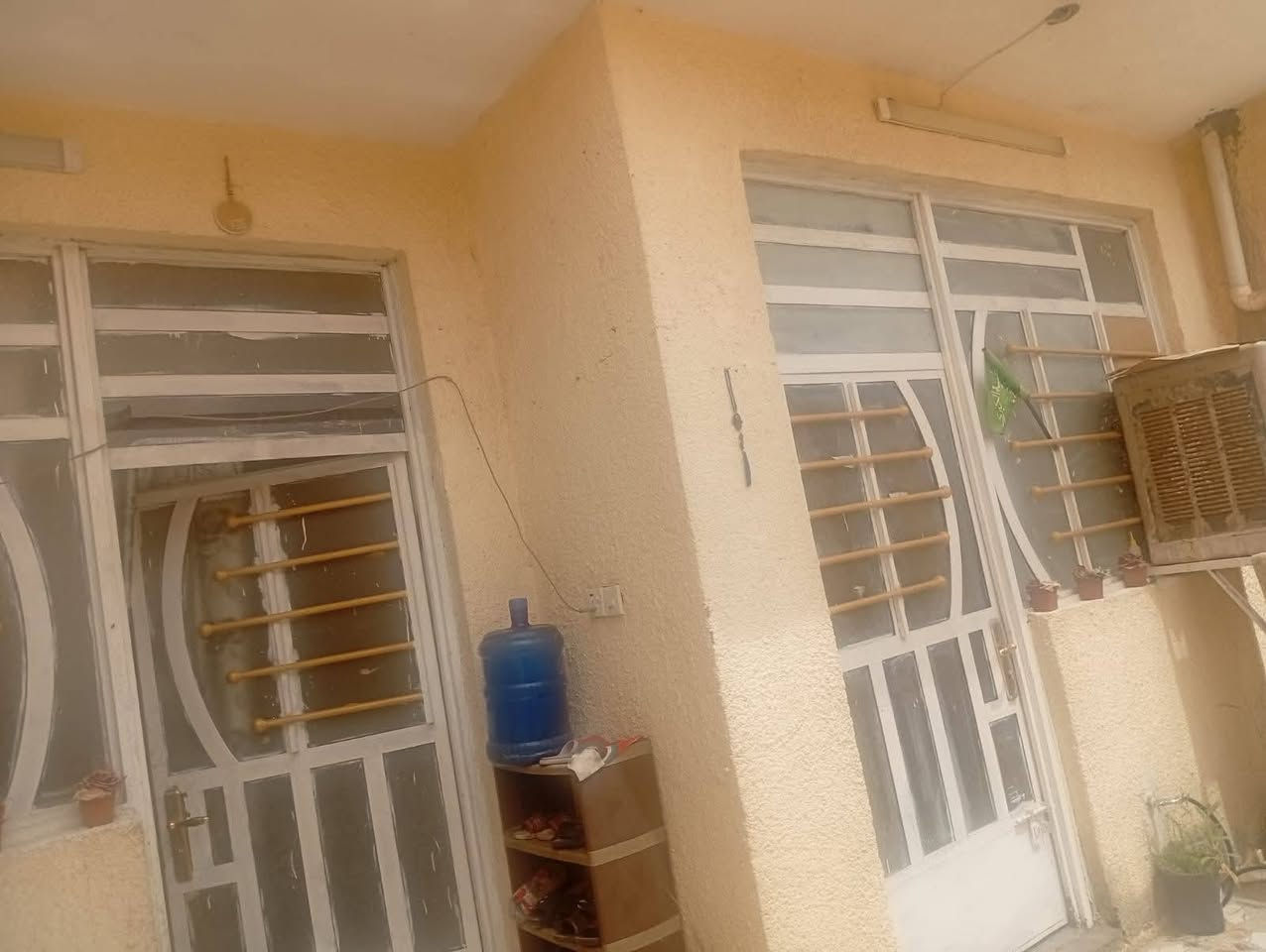 دار للبيع زراعي عقد ٣٥ بغداد جسر ديالى شارع الخدمي العريفيه مقابل جامع المهيمن مساحه ١٠٠ طابق اونص غرفتين او مخزن صاله مطبخ استقبال كامل الخدمات مي كهرباء مجاري تبليط ***********
