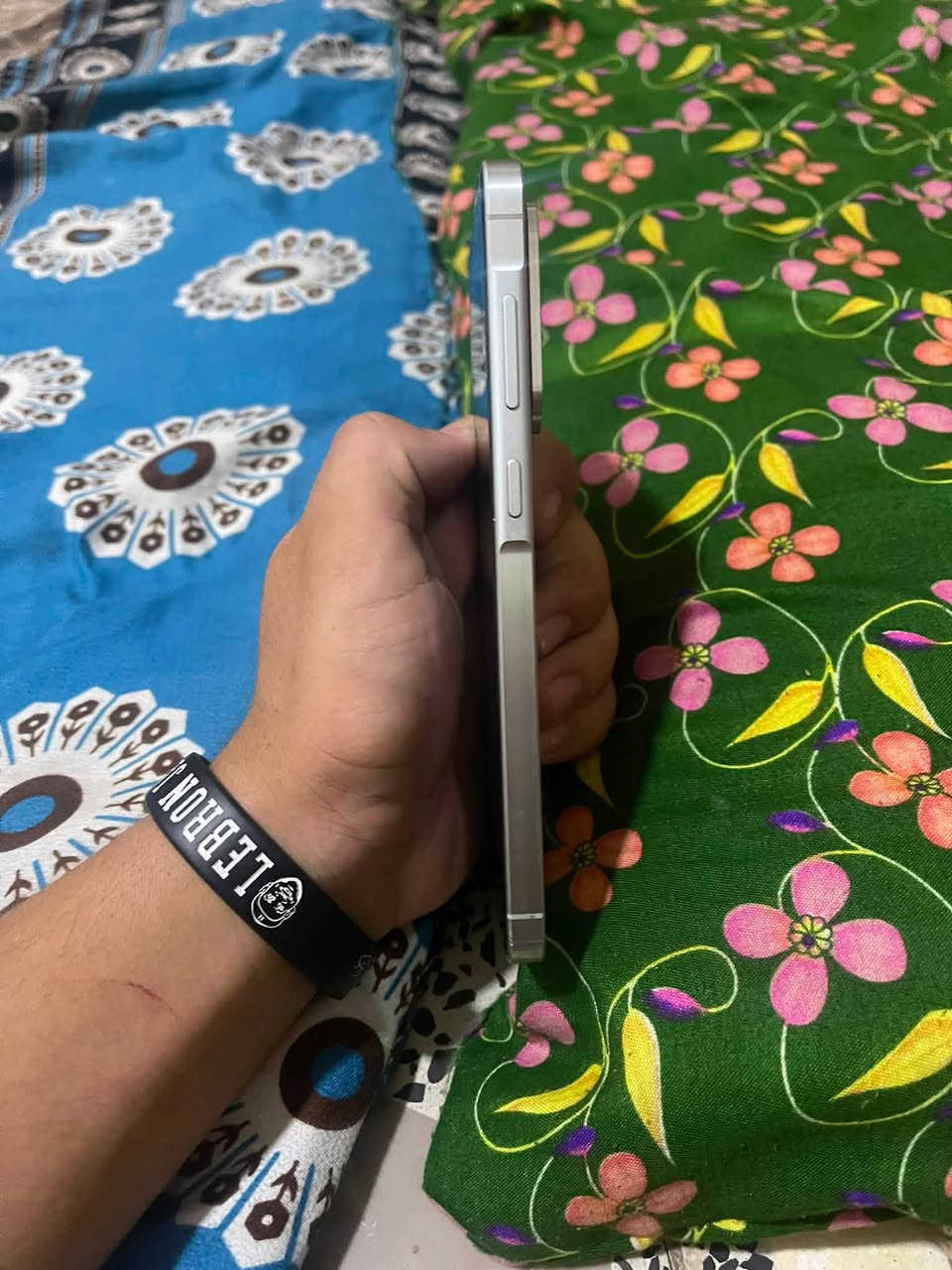 سلام عليكم A56 موبايل جديد بعد طك كارتونه شخط ما بي حته كارتون وشاحنه ماته وياه سعر 450               ***********
