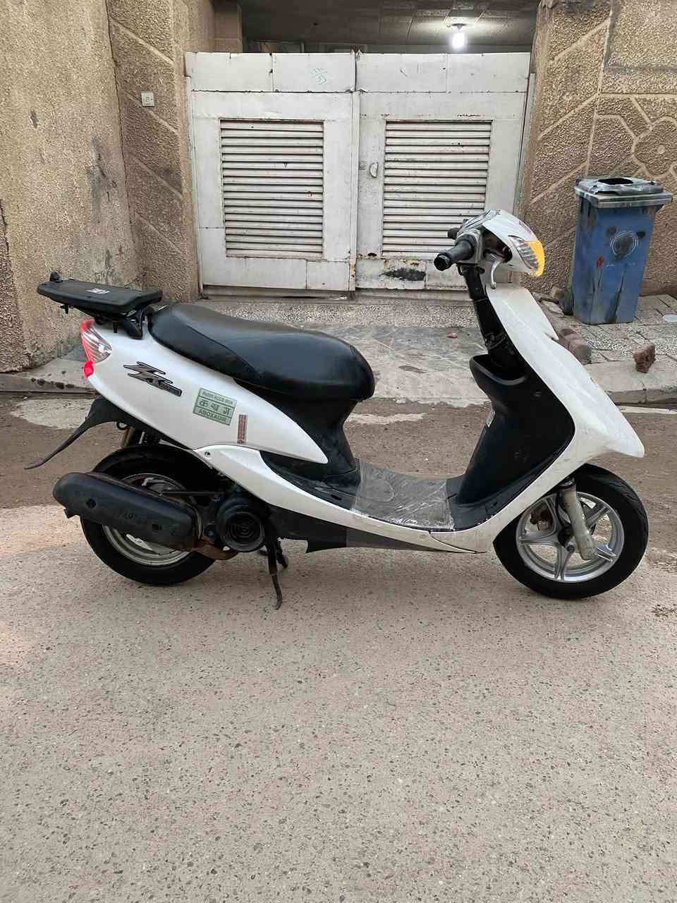 سلام عليكم للبيع دراجه سبايزر رياضي ويل كب رياضي دبل خلفي رياضي دراجه جديده حيل لون ابيض بلادي دراجه اخت رمبة  جديده برغي مامفتوح منهة جديده حيل وجاهزه اي نقص ما بيهة كلهة شغاله كهربائيات شغاله نكره سلف وهندر كيجات شغاله كفرات بلاديه دراجه جديده حيل محرك ناعم اخرس ما مفتوح شلعه ومعدل تخبل اوراق كامله دراجه بلاديه سعر (425)وبيهة مجال بسيط جدا(رجاءً لحد يكسر بحلال عالم) رقم الهاتف (***********) مكاني بغداد الغزالية
