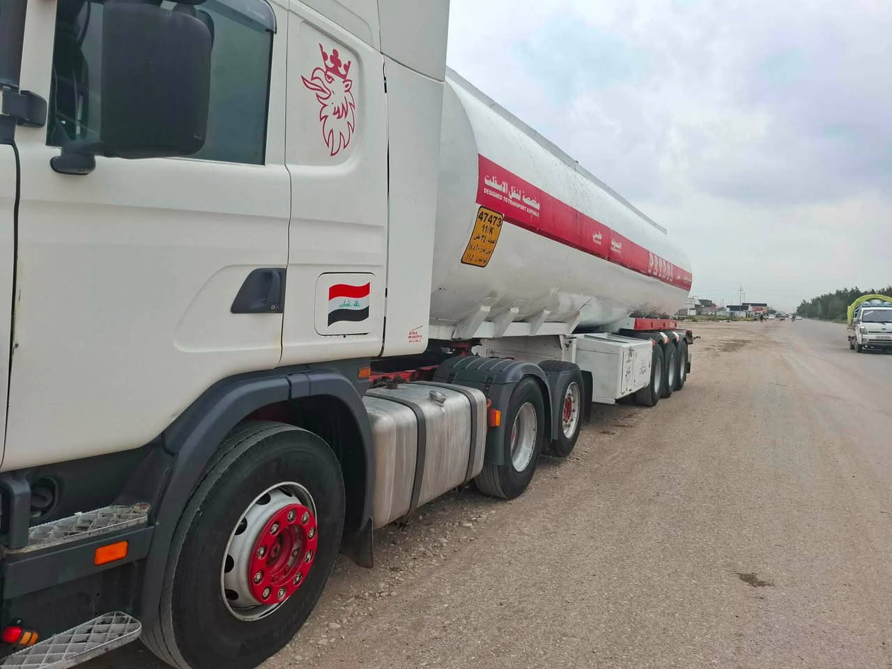 سكانيا سنكل موديل 2003 مكينة 560 انجكتر 8سلندر طخم تاير راس وصهريج جوبلس مزوج فوزلا نظيف بو يلر لنقل الاسفلت المؤكسد حمولة 34طن سلامه جديدة لمدة سنتين رقم انكليزي بغداد سنوية مجددة باسمي تصريح امني بالسيارة جي بي اس راس وصهريج سيارة كاملة اي نقص مابيهه جاهزه موبايل *********** السعر 350 الف دولار

