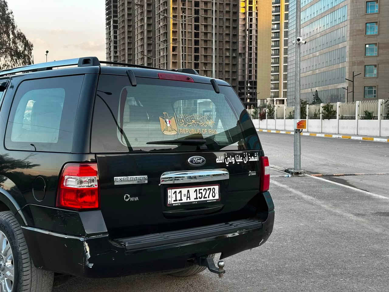 السلام عليكم فورد اكسبدشن لمتد 2012 (Ford Expedition Limited)
موديل 2012 Limited .

 اللون أسود  

 محرك 5.4L V8  

كراسي جلد 

نظام تبريد مركزي3 قطع .

 كراسي كهربائية بالكامل (مع ميزة الذاكرة لخزن وضعية القيادة)، شاشة عرض، كاميرا خلفية، وحساسات امامية وخلفية ودواسات كهربائية .
المقاعد الخلفية كهربائية .

🛠️ حالة السيارة:

 السيارة بحالة جيدة وجاهزة للاستخدام الفوري (شغل واطلع).

محرك وكير جديدات بدلتهن و صيانة دورية منتظمة، المحرك والگير والتبريد بشرط الفحص.
بيها ملاحظات بسيطة 

العنوان بغداد الحرية 

***********
