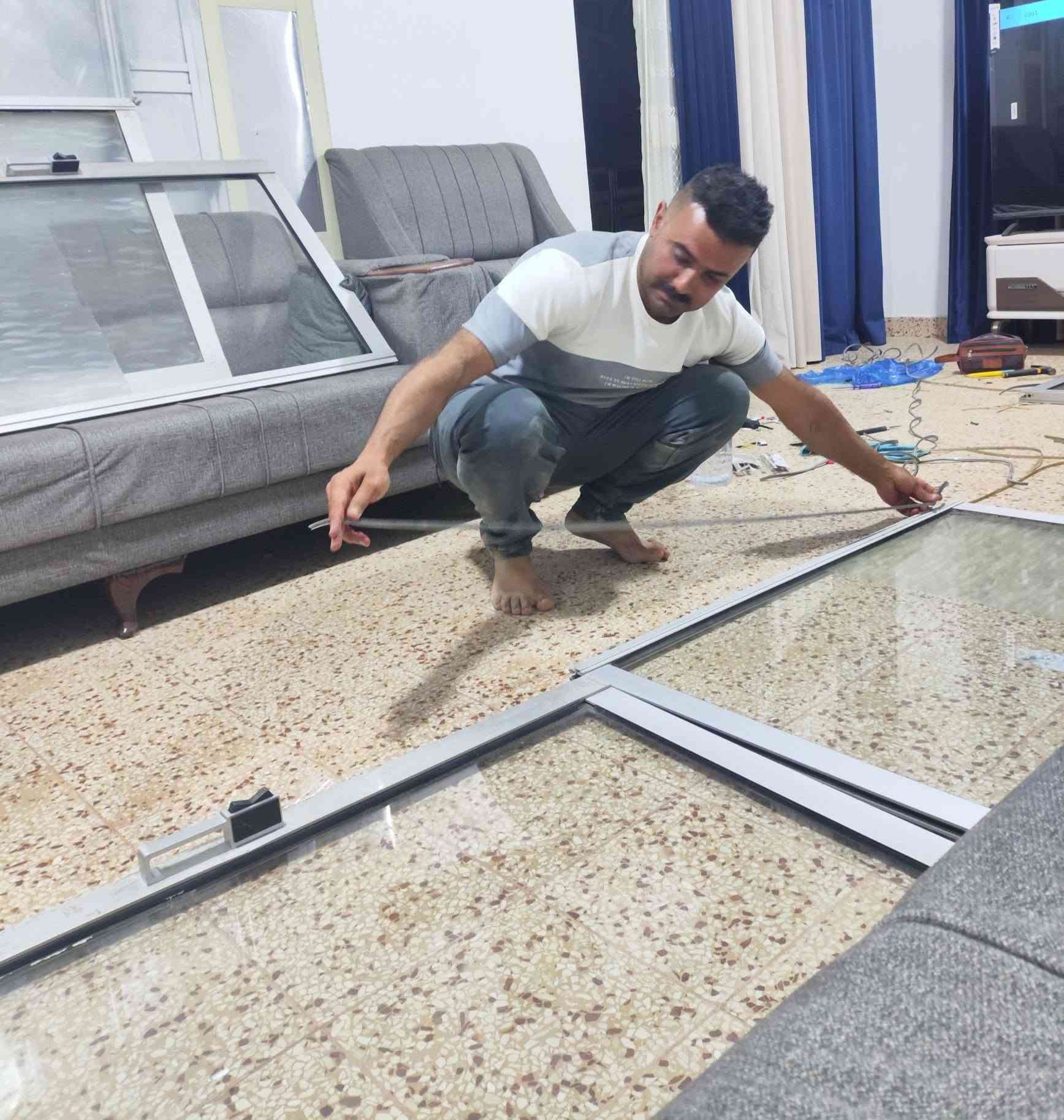 تركيب مانع غبار إلى شبابيك الشقق والدور الصفر في مجمع عامرية الفلوجة مانع غبار يمنع دخول الهواء والماء  والترب ويمنع هتزاز الشبابيك والأبواب وكذلك تركيب مانع غبار إلى شباك الحمام وباب البلكونه عمل بما يرضي الله والناس
