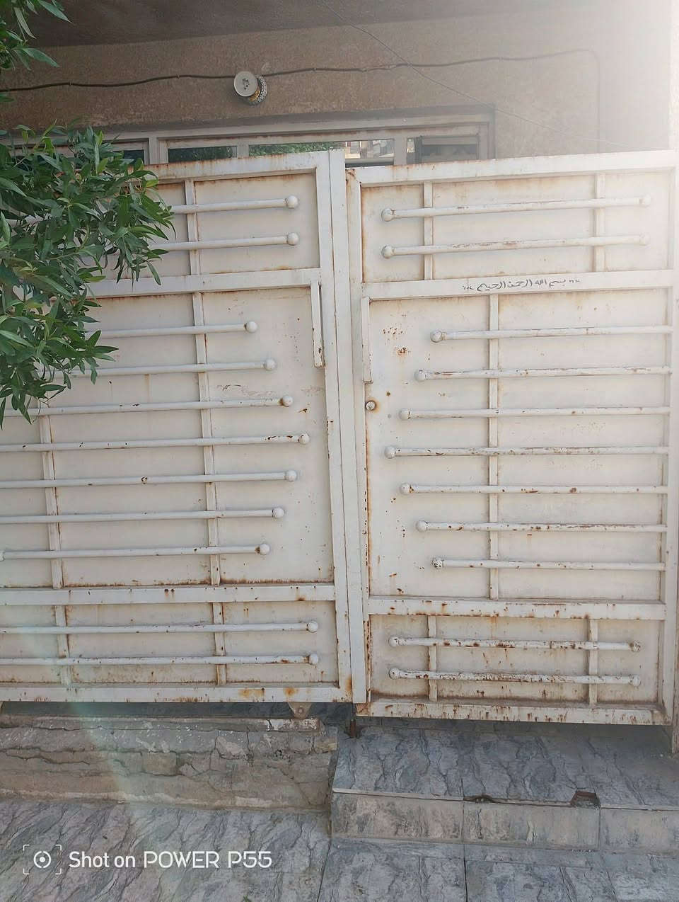 سلام عليكم 
بيت في الغزاليه قرب السريع بجت الخدمي مساحه 75نزال 10والواجهه 7ونص بي غرفه مطبخ حولي صحيات منور استقبال كامل اي نقص مابي 
سعر 180
تواصل واتساب ***********

نص مكتوب في الصور:
- Shot on POWER P55