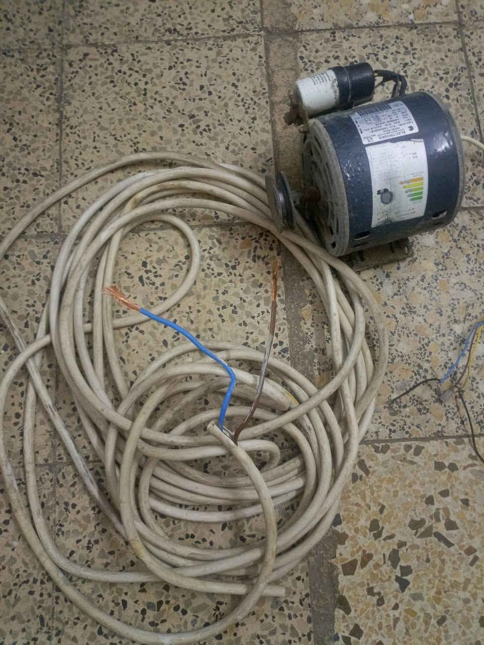 السلام عليكم للبيع موطور مبردة اثنين ونص نضيف جدا السعر 30 الف وكيبل كهرباء اصلي ابو الخطين نهاس 12 متر السعر 50الف العنوان البياع المواصلات قرب بانزيخانه الري الجديده التواصل هاتف *********** /وبيه واتساب
