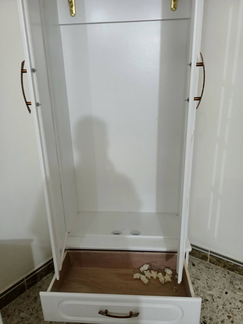 السلام عليكم من رخصة صاحب لكروب 
غرفة نوم للبيع عمل عراقي جديده استخدام قليل
 درجه اولى شغل ثقيل مكان تكريت للاتصال ***********
