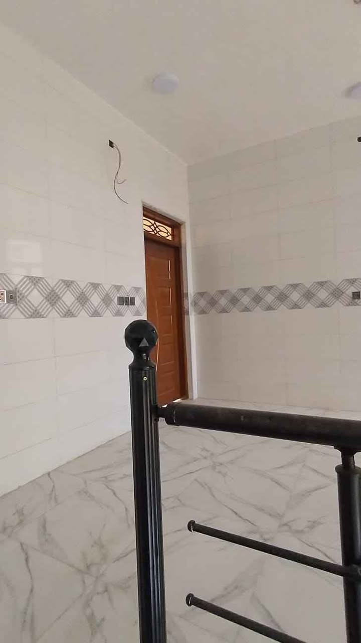 🏢 بناية استثمارية مميزة للبيع في الناصرية 🏢
​📌 الموقع: الناصرية - حي الموحية - مباشرة على الشارع الرئيسي (قرب دار المسنين).
📐 المساحة: 200 متر مربع.
📏 الأبعاد: الواجهة 10 متر | النزال 20 متر.
📄 نوع السند: طابو صرف.
​✨ تفاصيل وتقسيم البناية:
البناية مصممة ومقسمة بشكل استثماري ممتاز وعزل تام، حيث تحتوي على:
​🔹 مشتملات عدد (2)
​🔹 شقق سكنية عدد (2)
​⚙️ التجهيزات والخدمات:
​جميع الوحدات (الشقق والمشتملات) معزولة تماماً ومستقلة بخدماتها.
​مجهزة بالكامل بـ: (سخانات مياه + ماطورات بوستر لضخ المياه + تانكيات + مغاسل).
​💰 العائد الاستثماري (الوارد الشهري):
​البناية مؤجرة حالياً بالكامل، مما يضمن لك دخلاً فورياً.
​الوارد الشهري الحالي: 1,750,000 دينار عراقي (مليون وسبعمائة وخمسون ألف).
​📞 للاستفسار والتواصل:
للمزيد من المعلومات أو لتنسيق موعد للمعاينة، يرجى الاتصال على الرقم التالي:
📱 ***********
