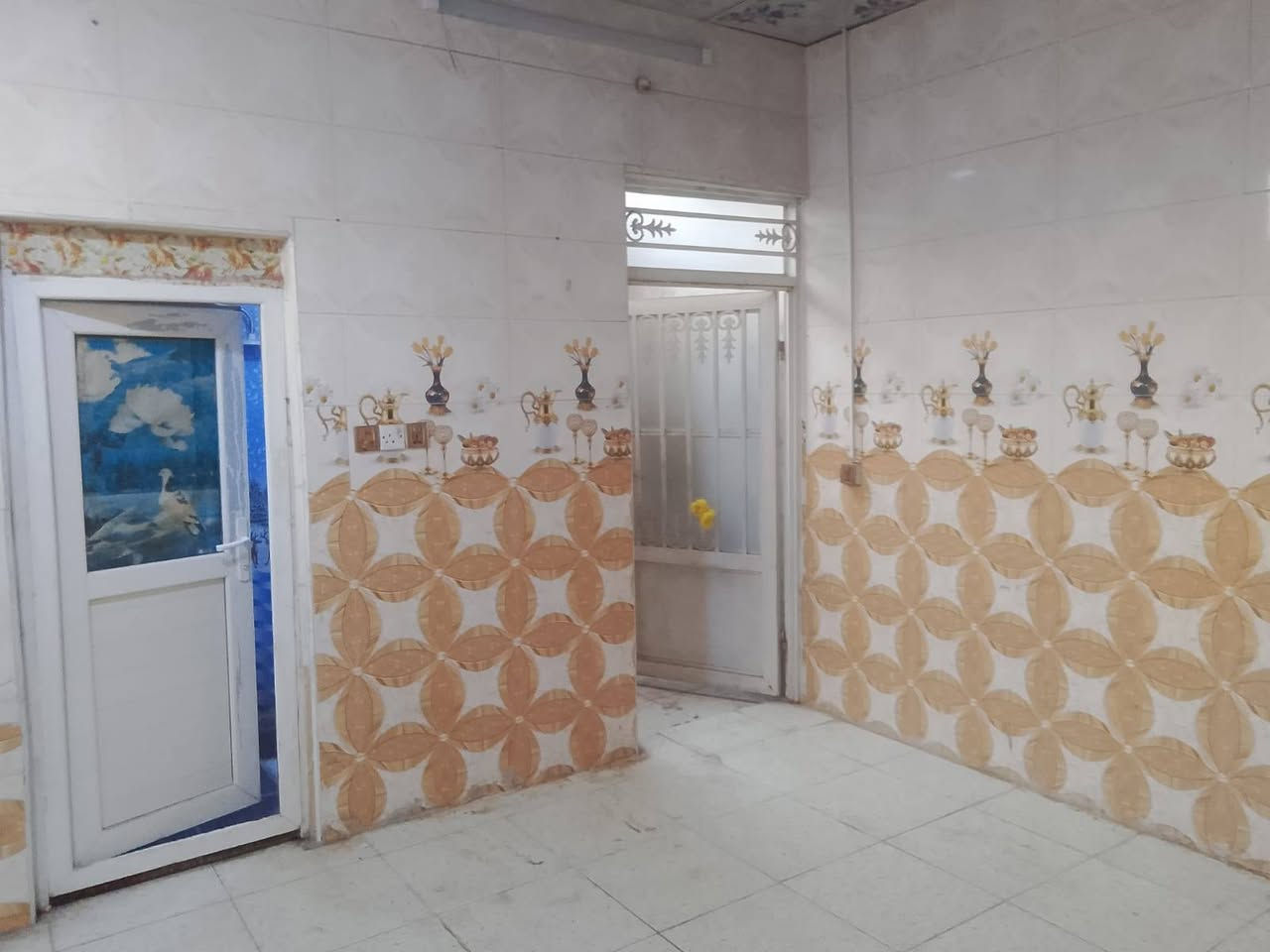 عرض بيت  بحي ميسان على شريط  ايجار مساحه 55متر ركن على شارعين 10متر لبيت نضيف طابقين يحتوي على طارمه مطبخ ستقبال جبير وصاله حمامات ومكشوفه طابق ثاني خرفه صاله كبار سعر الايجار 300الف ماي ولكهرباء على ابو لبيت، رقم للستفسار على واساب ***********
