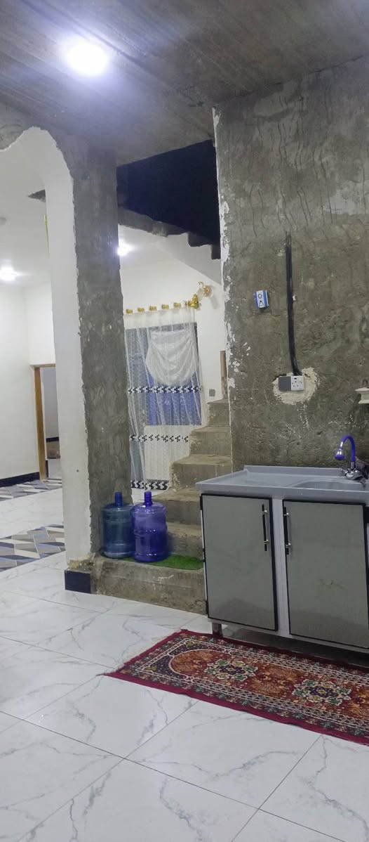بيت 200متر للبيع بناء طابوك اساس صب سقف كونكريت بناء درجه اوله معه حديقه خارجيه الموقع شارع المطار القديم  قرب اسواق الامير السعر 45 وبي مجال طابو زراعي  للستفسار اتصال على رقم ***********
