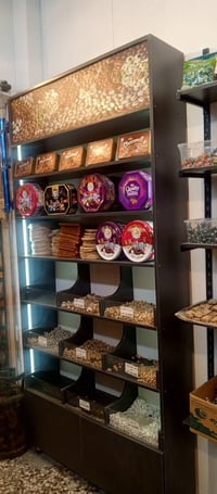 رفوف و عارضه كرزات للبيع عنوان بغداد حي جامعه  رقم 07706871588