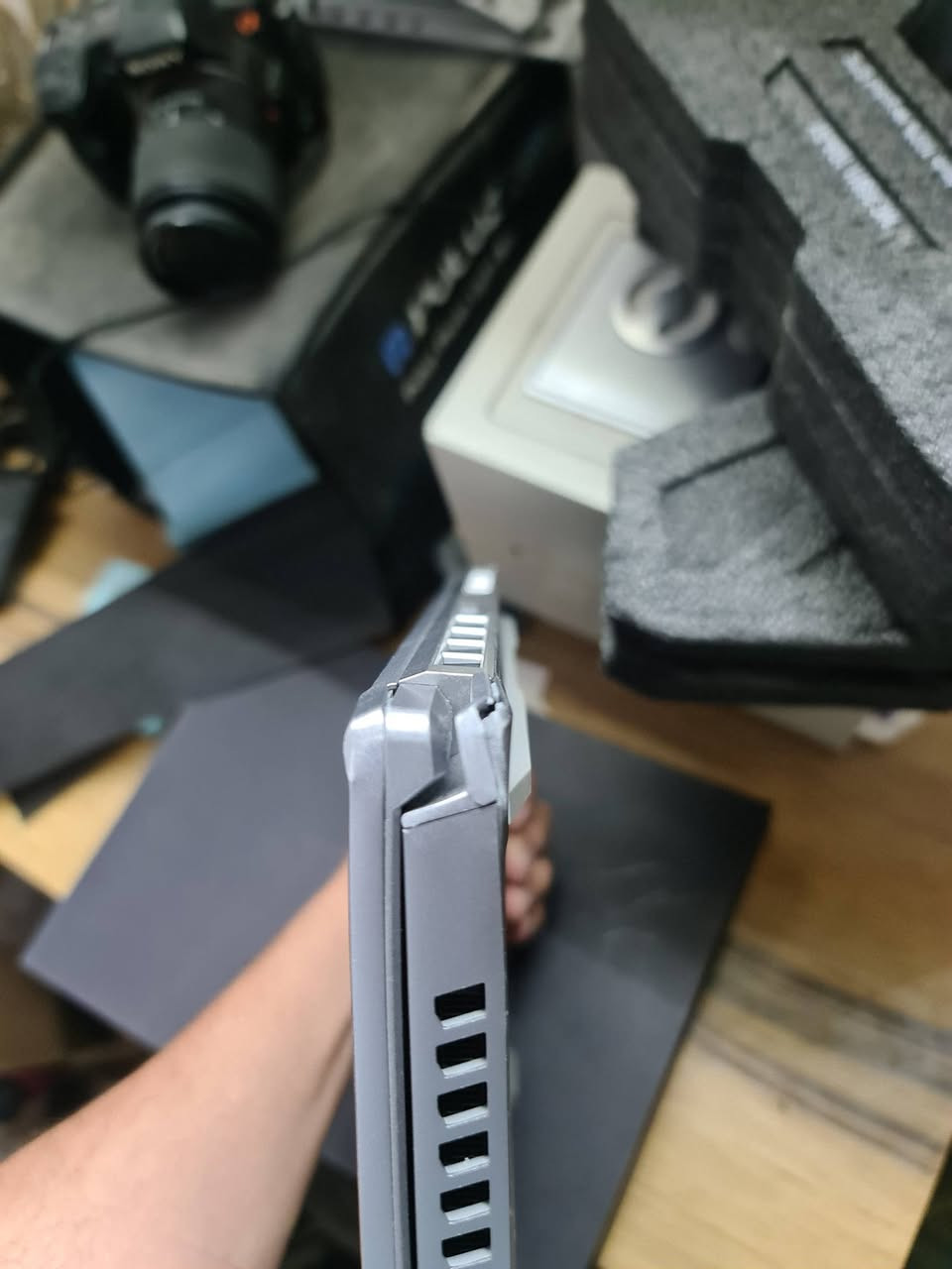 السلام عليكم
لابتوب الكيمنك النادر من Acer باعلى فئه ال
Pradetor TRITON 14 
الجهاز نضافه ٩٩% نضافه عاليه بالكراتين مالاته جاهز بدون خلل
ياتي بعتاد الاتي

لابتوب صغير الحجم ١٤ انش فقط وزن جدا خفيف سهل التنقل 
بشاشه بدقه QHD معدل تحديث 165HZ 
خامه WUXGA P3-100%SRGB الوان زيتيه نقيه 

معالج خارق من انتل
ياتي CORE I7 من الجيل الثالث عشر نسخه 13700H ياتي ب20CPU وحده معالجه مركزيه 

كرت شاشه تحفه من انفيديا 
RTX 4050-6Gb DLSS4.5 + FRAME GEN 

كلاهما مدعم ب LIQUID METAL خواص التبريد السائل بارد جدا تحت اي ضغط

خواص الADVANCED MUX SWITCH  امكانيه استخدام اللابتوب باعلى اداء بدون وضعه على الكهرباء 

رامات سعه 16GB نوع DDR5 سرعه عملاقه 6000MHZ 
هارد 512M.2 قابل للتطوير 

نضام ضوئي لكل زر خاصيه لونيه وصوت محيطي من DTS X ULTRA 

بطاريه ٣ ساعات وحسب 

ملاحضه : يوجد اسفل قاعده اللابتوب طخه خفيف غير مؤثر على شيء من الاسفل تكون 

السعر مليون و ٨٥ الف فقط نهايته شباب 
بغداد قرب البياع و متوفر التوصيل 
تواصل***********
