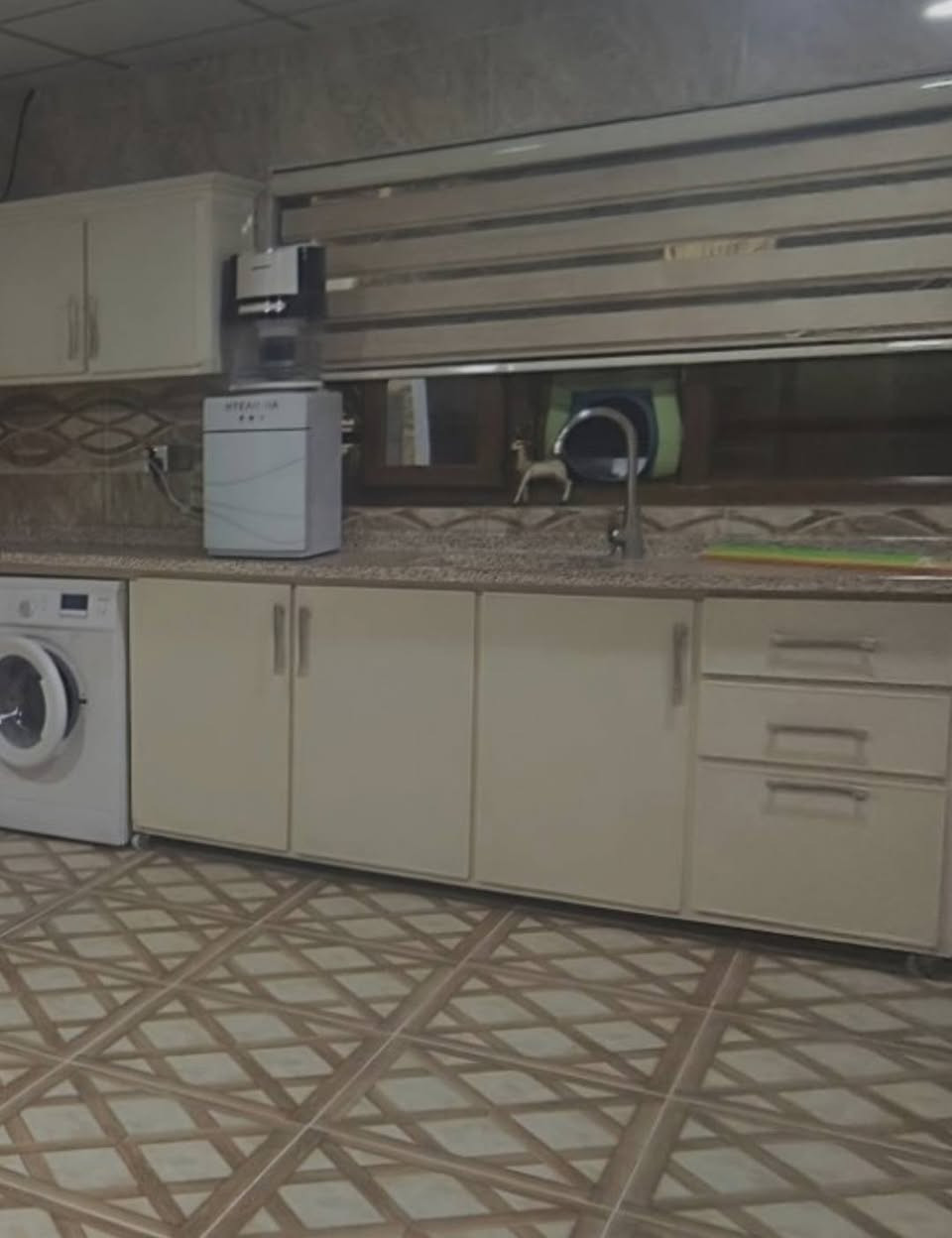 كوانتر المنيوم مستعمل قليل للبيع السطح كله مرمر مع طباخ القياسات مذكور بلفديو مع توصيل مجاني الرقم بي واتساب ***********
