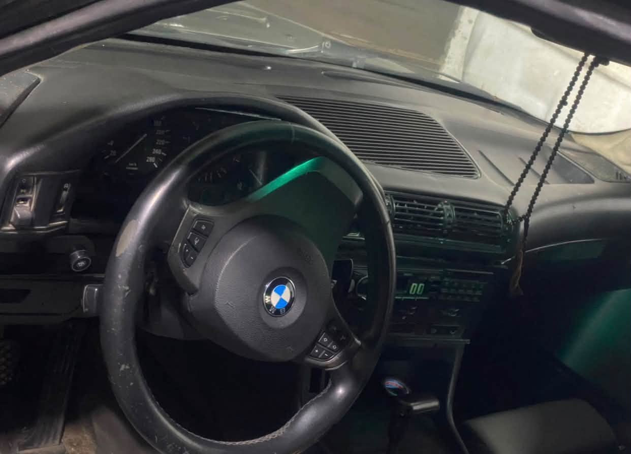 BMW 535 1991
محرك ستة سلندر
مكينة 3500
تبريد شغال 
فتحة سقف
مكينة مفتوح 
گير اوتو
السيارة بأسمي التحويل ثاني يوم وهزتها جديدة
بيها منظومة غاز 60 لتر 
السيارة مصبوغة عام والصبغ جديد وعندي الفيديو قبل لا تنصبغ
الرقم بغداد الجديد
نظامين قيادة سبورت وايكو 
تخم تاير جديد 

السعر 55 وبيها مجال

مكاني ديالى رقمي
***********
