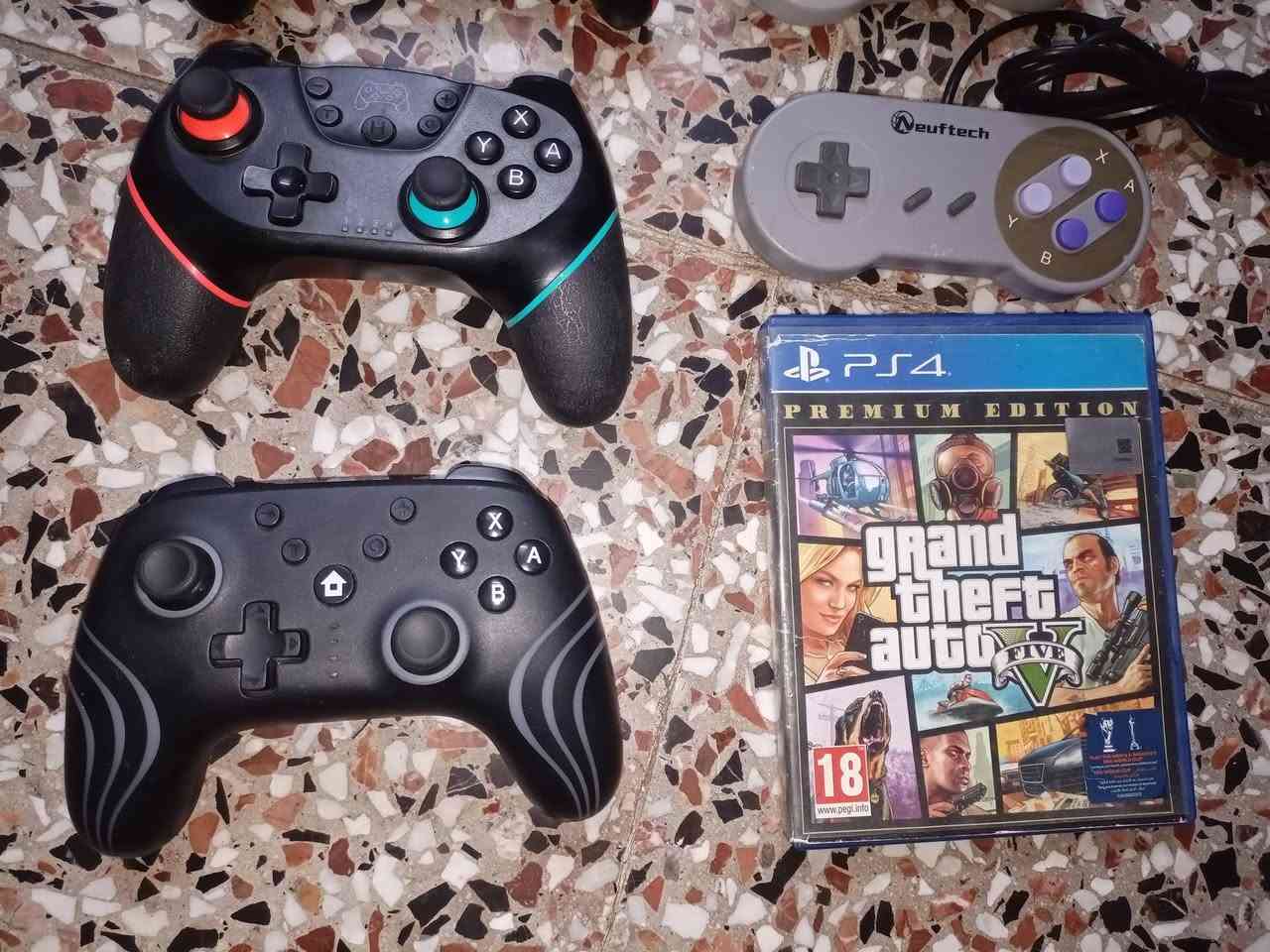 السلام عليكم اخواني. طلعن مجموعة جوستكات بالامزون نتدو وبلي 3 وقرص ps4 أعلى سعر ابيعهن شلعه. ***********
