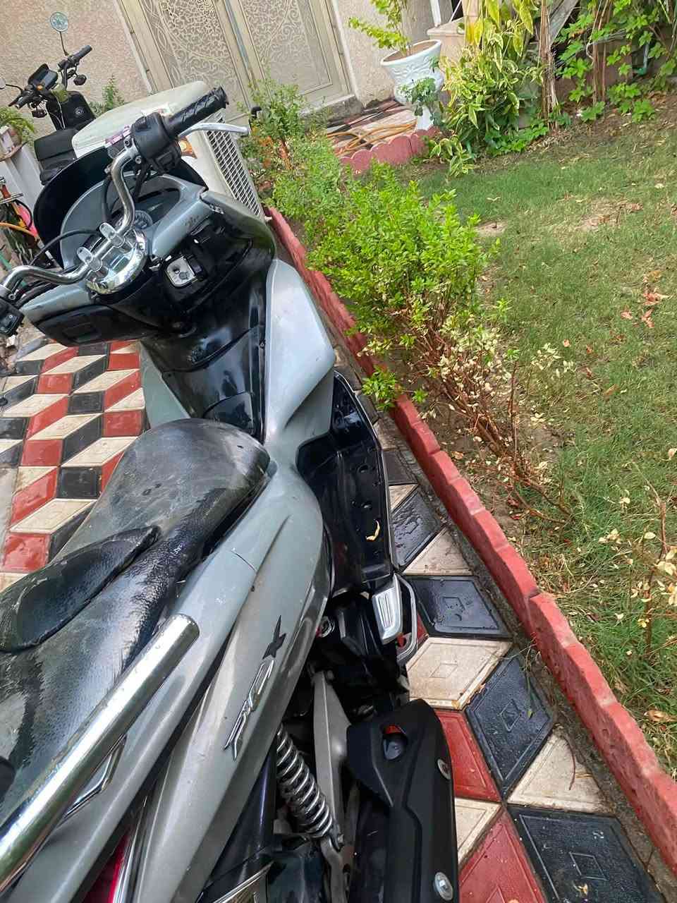 السلام عليكم pcx الجيل الاول للبيع مكينه ناعمة بيهة نقوصات خارجية مثل القفل مال صندوك ولبانزين يعني شغلات نواعم (الدراجة كفراتهة مصبوغه ) السعر 800 وبيهة مجال بسيط مكاني بغداد 
***********
