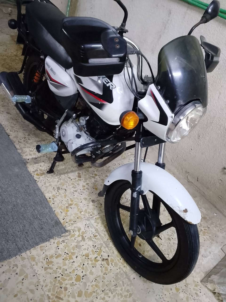 سلام وعليكم درجه بوكسر مديل 21 طالع22 رقم وسنويه تحويل ثاني يوم درجه كهربياه شقاله مفتوح شريكه مره واحده كفاله من صوت ودخانه السعر مليون 700 وبيه مجال الشراي العنوان زبير تصال*********** وتساب موجود وبل خدمه
