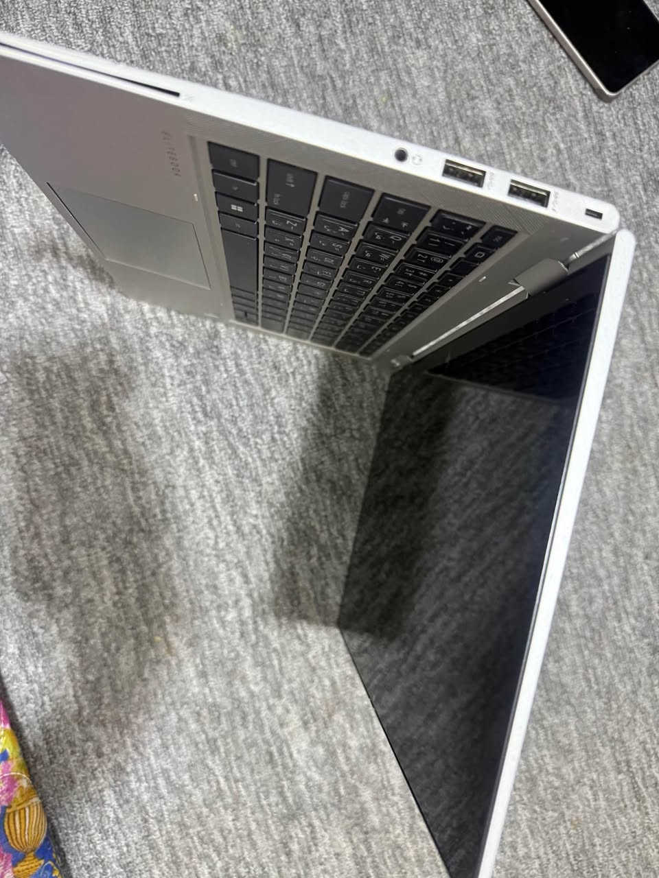 معلومات الجهاز
* الموديل: HP EliteBook x360 830 G7
* نوع الجهاز: لابتوب متحول (2-in-1) يفتح 360° ويعمل باللمس.
* سنة الإصدار: 2020
* قياس الشاشة: 13.3

 المعالج
* Intel Core i5-10210U
* الجيل: العاشر (10th Gen)
* عدد الأنوية: 4
* عدد الخيوط: 8
* التردد الأساسي: 1.60 GHz
* أقصى تردد (Turbo): حتى 4.20 GHz

 الذاكرة (RAM)
* السعة: 8 GB
* السرعة: 2667 MT/s

 كرت الشاشة
* Intel UHD Graphics
* كرت شاشة مدمج،

 التخزين
: (256 GB SSD)

 النظام
* Windows 11
  * 64-bit
سعر 450 مجال
تواصل معي *********** 
بصره -تنومه البصرة, العراق
