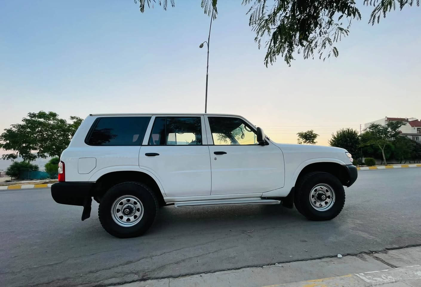 ماشاءالله لە ماڵی هەموو لایەک نیسان پاترۆڵ NISSAN PATROL
مۆدێل/2002 ناوبۆر رقم اصولی تحویل عسڵ نمونە نمونە 

بۆیاخ / یەک پەڵە بۆیاخی هەیە لە وێنەکە دیاری کراوە 

 گێڕو مەکینەی نەکراوەتەوە  هەموو گیانی دەقی بیلادی 

کم/269,000  هەزار ڕۆشتووە کوشنو بەرگە دەرگای بیلادی 

سەنەوی تاوکو 2031 تازەیە بەناوی خۆمەوەیە 

-تایەی -پاتری -ڕۆن -مەرج-هەمووی تازەیە 

تەقیوی نیە هەموو گیانی بەشەرت دەقی بیلادی 

سعر /پەیوەندی بکەن 

***********

نص مكتوب في الصور:
- 2002
- vv