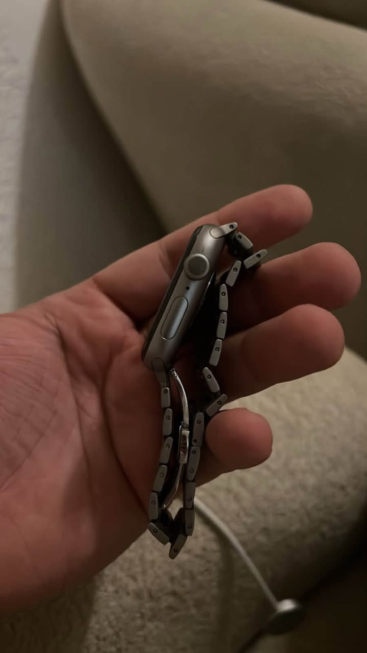 للبيع Apple Watch Series 11
🔹 الموديل: Apple Watch Series 11
🔹 اللون: رصاصي 🩶
🔋 صحة البطارية: 100%
✨ الاستخدام: نظيفة جداً، استخدام شهرين فقط
📦 بحالة ممتازة جداً وما بيها أي مشكلة.

الجهاز شخصي ومعتنى بيه، والبطارية 100% �

سعر 500ابف 

***********
