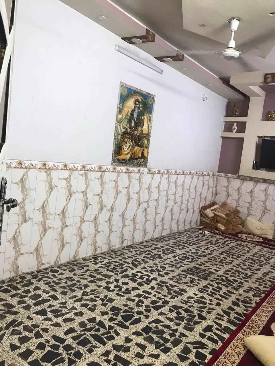 السلام عليكم دار للبيع منطقة الاورفلي بالقرب من جامع المصطفى من جهة شركة الانوار المساحة ١٥٠م الواجهة ٦م النزال ٢٥م طابقين الطابق الاول يحتوي علي گراج +صحيات خارجية +استقبال +هول+مطبخ حار ومطبخ بارد++حولي درج+غرفة نوم صحيات داخلية منور الطابق الثاني يحتوي على ثلاث غرف نوم +صحيات سند مستقل للاستفسار ***********
