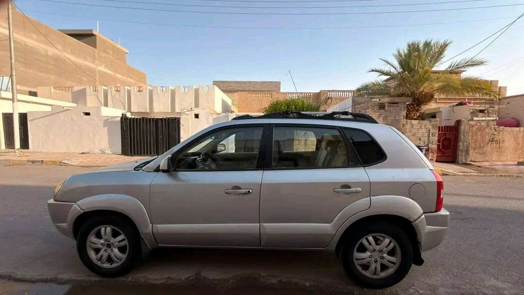 للبيع توسان ٢٠٠٦ وارد أمريكي محرك ٢٧٠٠ سته سلندر فول مواصفات لمتد  بيها ٦ قطع صبغ جماليه وجارده رقم انبار صدامي سياره تبريد كهربائيات كير محرك نظيف قماره وتكم كفاله من الصبغ والجراد السعر ٦٠ مكان السياره الرمادي التاميم للاستفسار ***********
